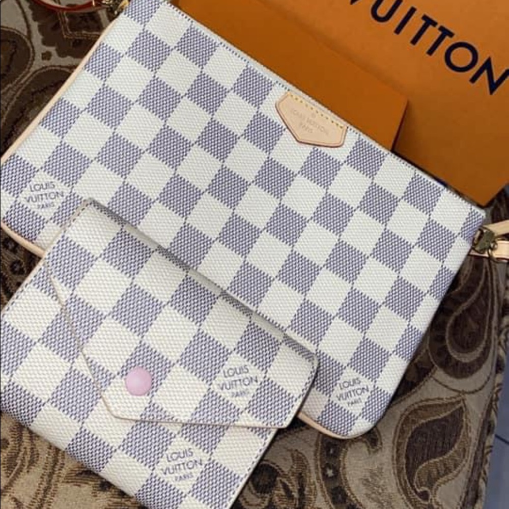 ✨‼️AUTHENTIC‼️✨💲LOUIS VOUITTON💲1.5k or best offer! wallet9/10 purse 8/10✨